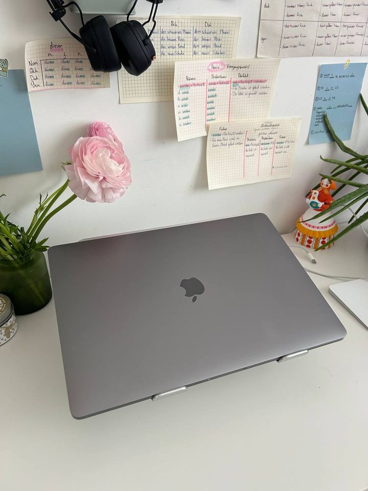 MacBook Pro 15' 2019 Touch Bar, i7, 16Gb, 256Gb (EN/RU Tastatur) in Berlin
