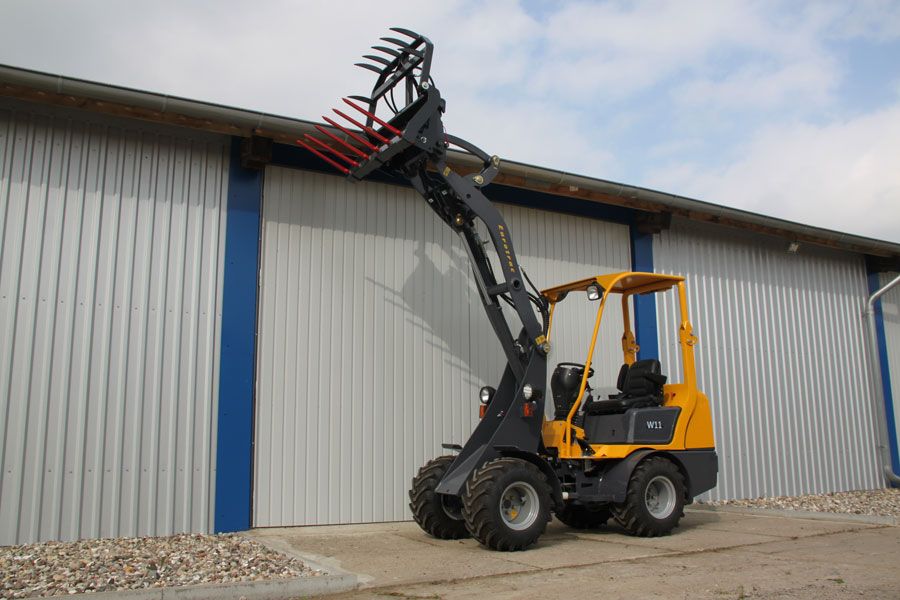 Radlader Hoflader Eurotrac W11 Stage V Schutzdach Kubota Motor in Möser