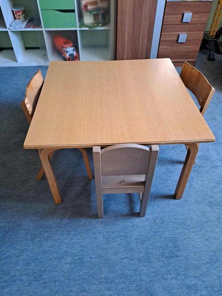Kindertisch mit 3 Stühlen in Bad Liebenwerda
