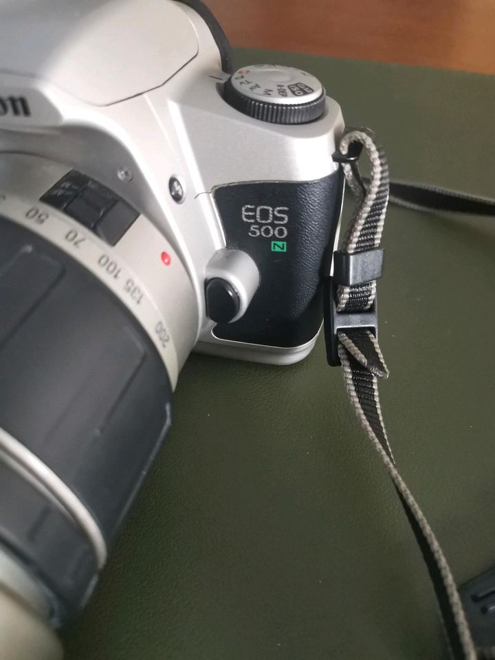 Canon EOS 500N 35mm Spiegelreflexkamera mit 28-200mm Objektiv Kit in Heitersheim