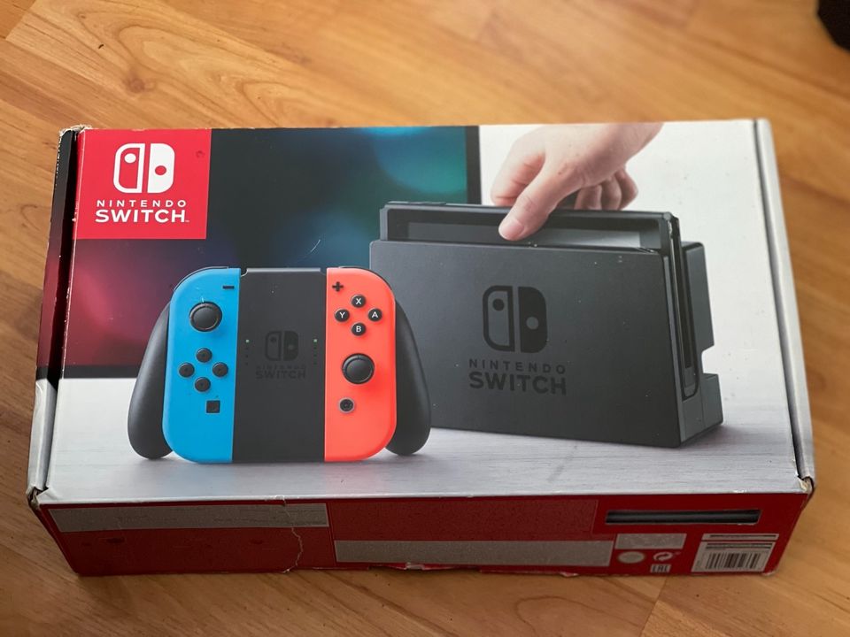 Nintendo Switch mit Ladegerät und andere Zubehör OVP. in Düsseldorf