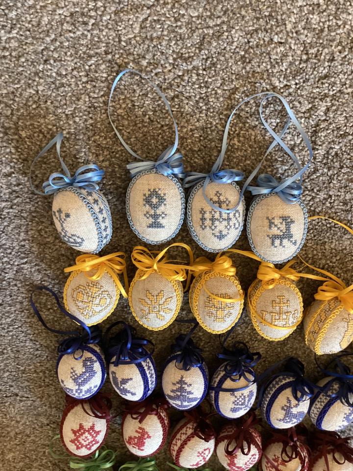 Gestickte Eier, Ostereier, Ostern, Handarbeit, Preis pro Stück in Schechen