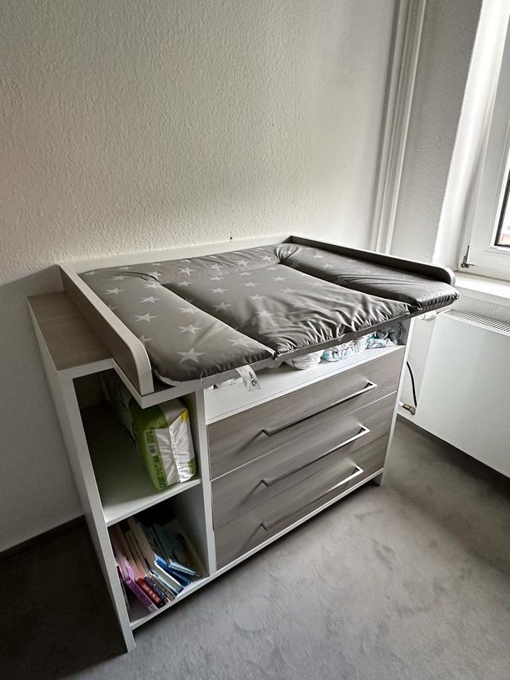 Babyzimmer-Wickelkommode/Kombibett in Kiel