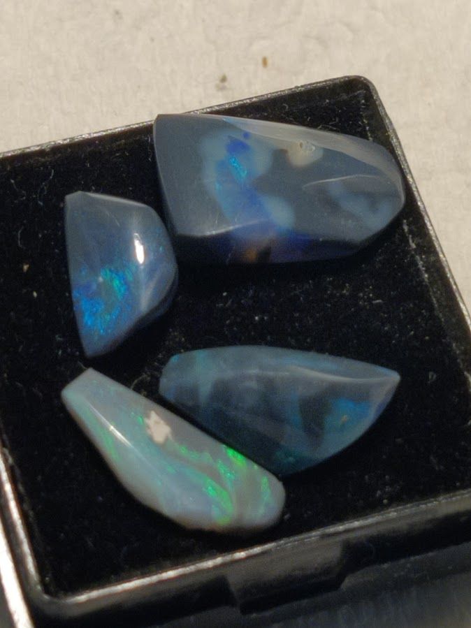 Schwarz Opale 7,2 Karat 4 Stück cabochons aus Australien in Frankfurt am Main