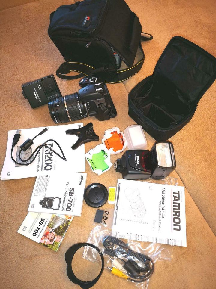 Nikon Digitalkamera und Blitzgerät, Tamron Objektiv inkl. Zubehör in Wilthen