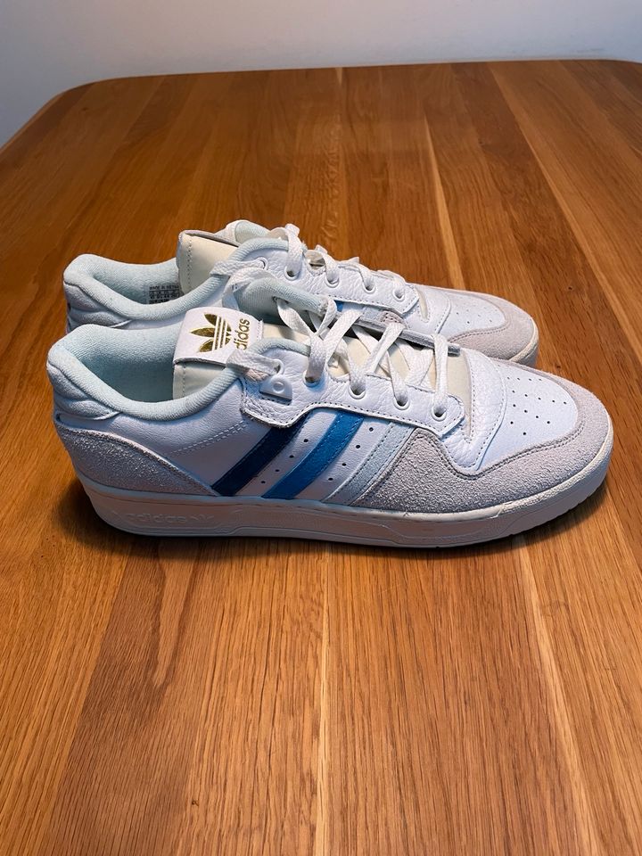 Adidas Sneaker Größe 44 in Rheda-Wiedenbrück