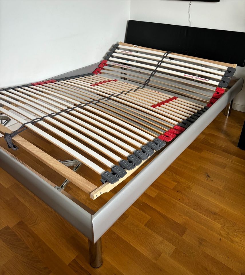 Bett + Matratze, 1,40m, grau silber mit schwarzer Lehne in Hohenschäftlarn