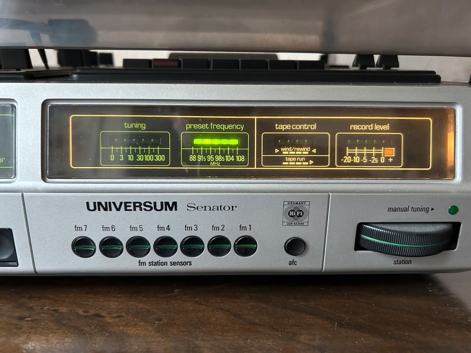 Plattenspieler / Kassettendeck und Radio von Universum in Lügde