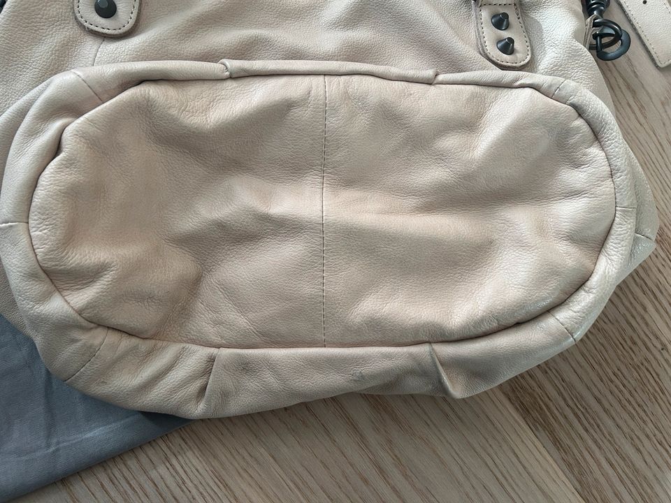 Handtasche • Liebeskind • Leder • Beige • Creme • Schultertasche in Wegberg