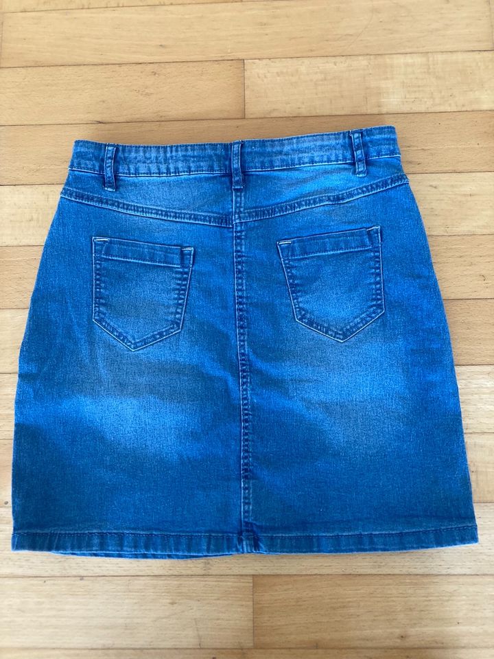 Toller Mädchen Jeansrock Gr. 152 in Reutlingen