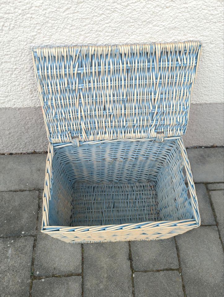 Wäschekorb blau-beige aus Rattan in Wangen