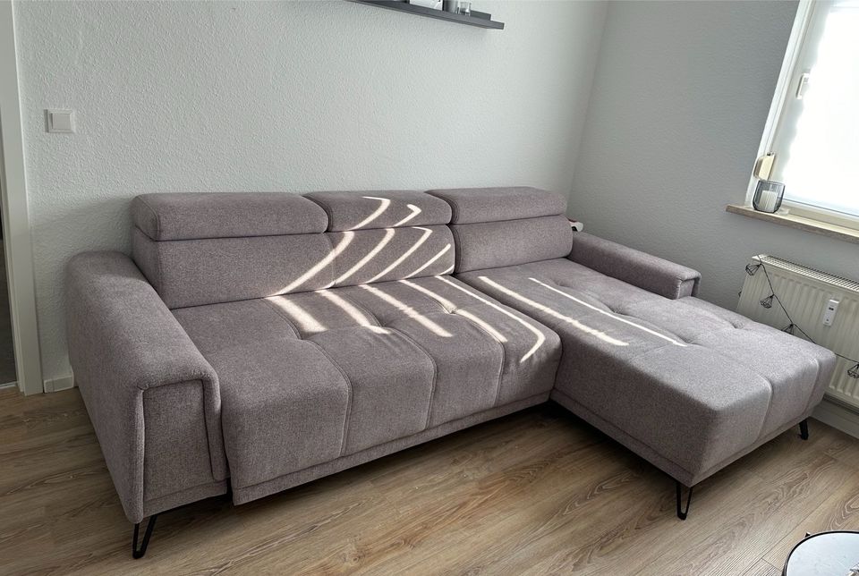 Wohnlandschaft/Sofa in lila mit Funktion in Halle