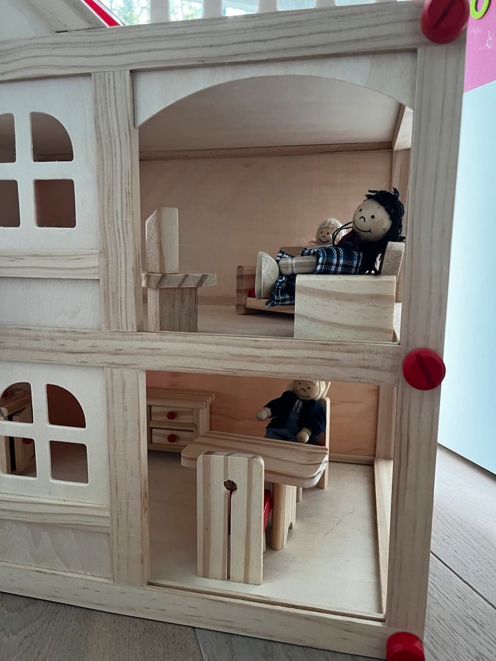 Puppenhaus aus Holz  | inkl Möbel und Figuren | top Zustand in Düsseldorf