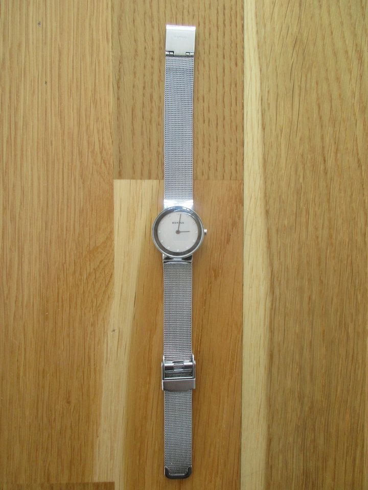 Klassische Damen-Armbanduhr, Marke: Bering, silber glänzend, flac in Darmstadt