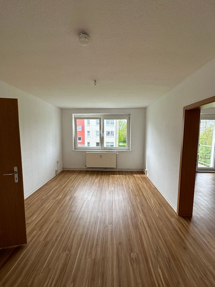 helle 4-Raum-Wohnung, Wannenbad mit Fenster, Keller und Balkon in Kritzmow