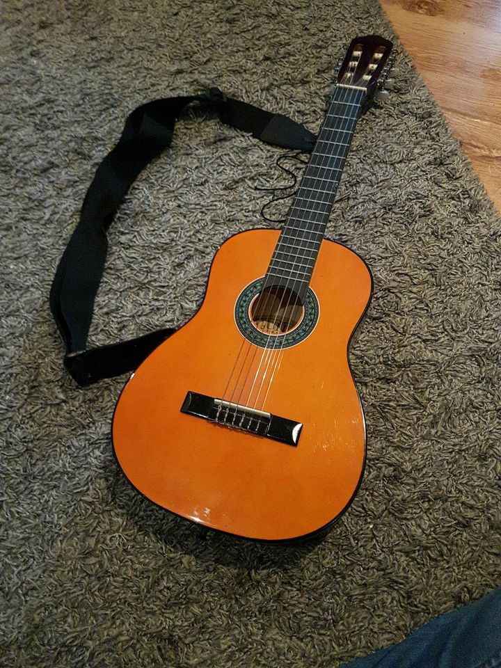 Kinder Gitarre mit Zubehör in Jerxheim