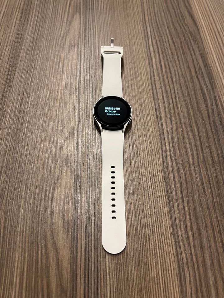 Samsung Galaxy Watch 4 in Silber 40mm mit Sportarmband in Geiersthal