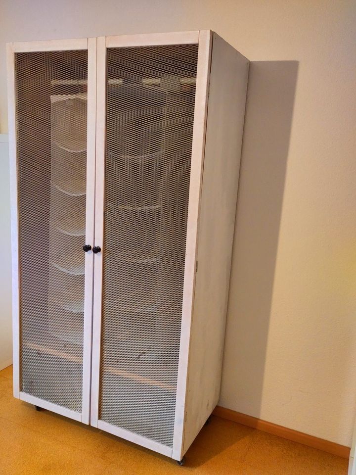 IKEA Kleiderschrank, Rollfüße, Gittertüren, in Öhningen