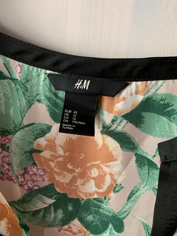 H&M 42 Sommerbluse Blusenshirt Kurzarm Bluse Sommer Blumen satin in Essen