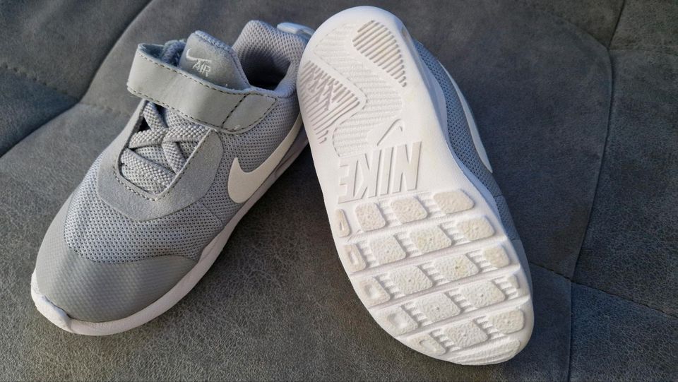 Nike schuhe kinder gr23,5 grau weiß in Falkensee