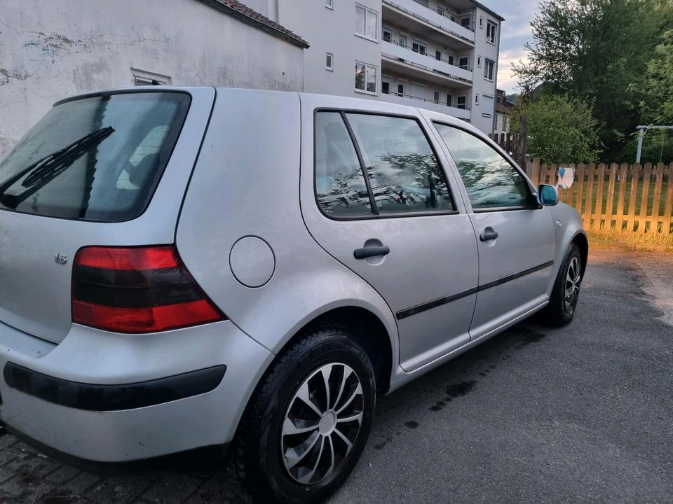 VW GOLF 4 EDITION 1.6 TÜV 5TÜRIG TOP AHK NO OPEL ASTRA ANFÄNGER in Kreiensen