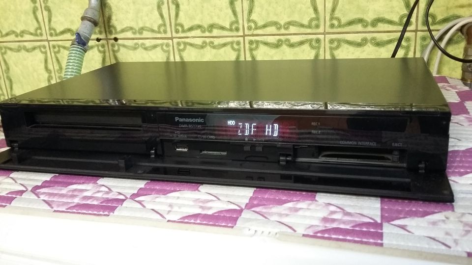 Panasonic DMR-BST 730 Twin Receiver mit Festplatte / Blu-ray in Alt Bukow