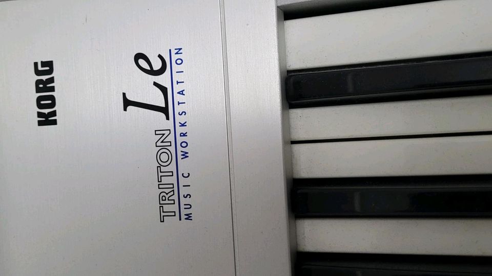 Korg Triton Le 76 Keyboard in Hamburg