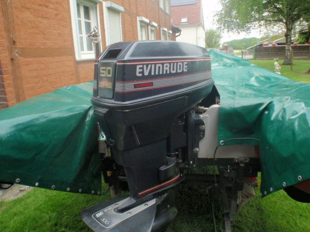 Schlauchboot mit Motor und Trailer in Lippetal