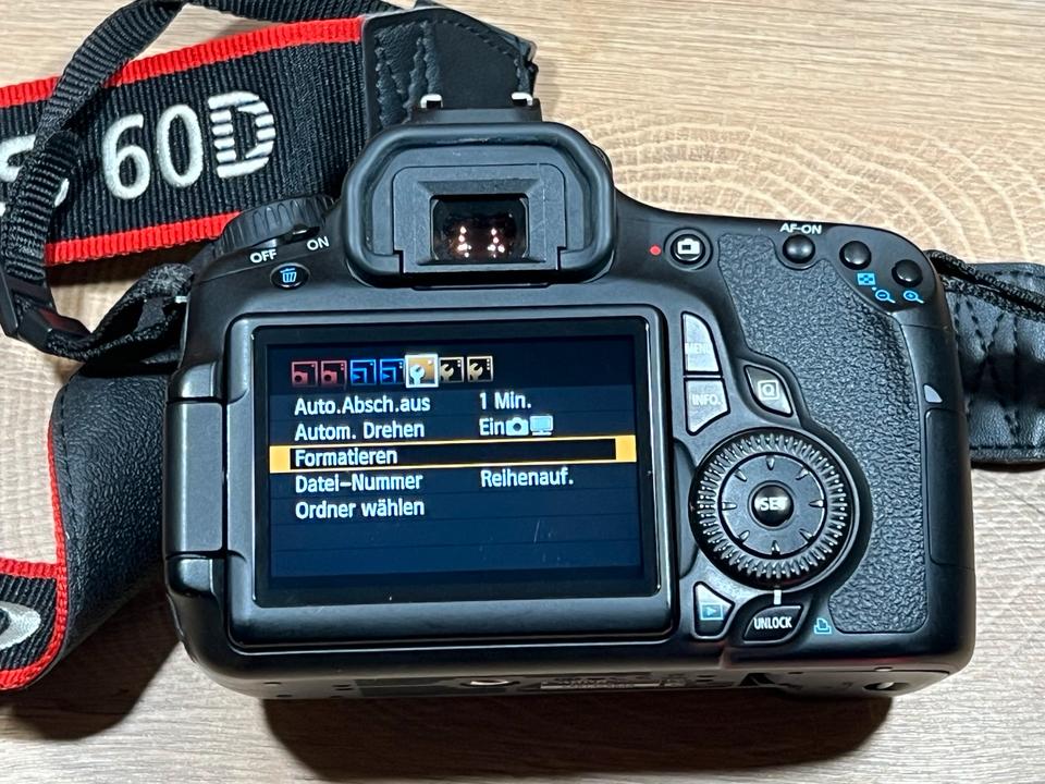 Canon EOS 60D DSLR Kamera Set – Mit 50mm und 18-55mm Objektiv in Schloß Holte-Stukenbrock