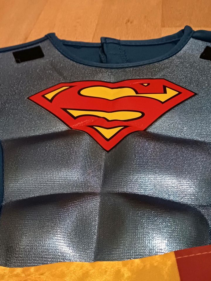 Superman Kostüm Deluxe Karneval 128 Umhang + integr. Brustpanzer in Berlin