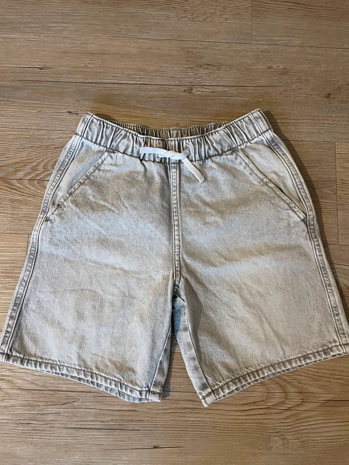 Shorts H&M grau 122 128 kurze Hose Jeans in Flecken Zechlin