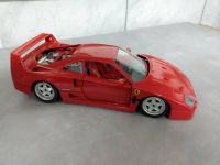 Modellauto Ferrari F40 1:18 mit leichtem defekt Hessen - Florstadt Vorschau