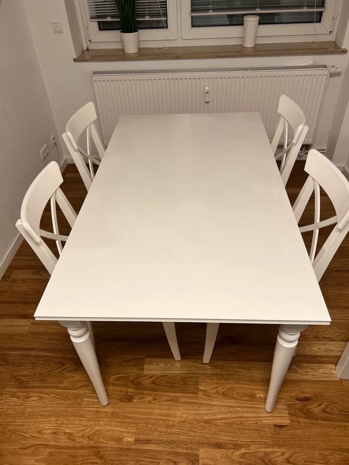 Ikea Esstisch + 4 Stühle in Frankfurt am Main