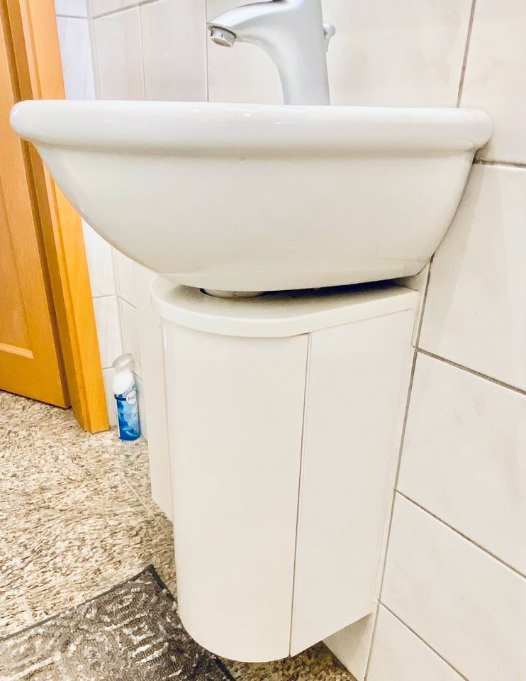 Waschtisch mit Unterschrank für Gäste -WC in Rellingen