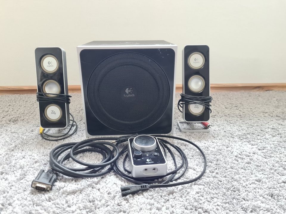 Logitech Z4 2.1 Lautsprecher Soundsystem in Braunschweig