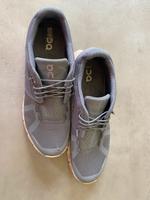 ON, Sneaker, grau, 42,5, kl. Loch, 50€ VB Niedersachsen - Braunschweig Vorschau