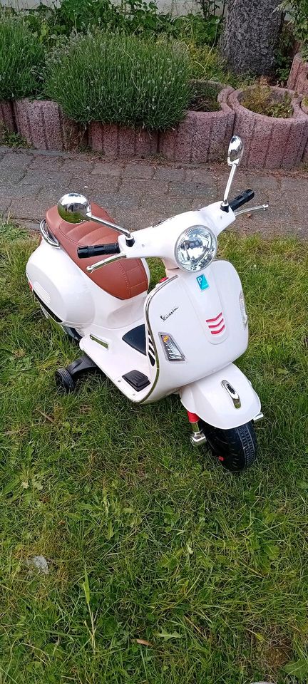 Kinder elektro mofa vespa in Würselen