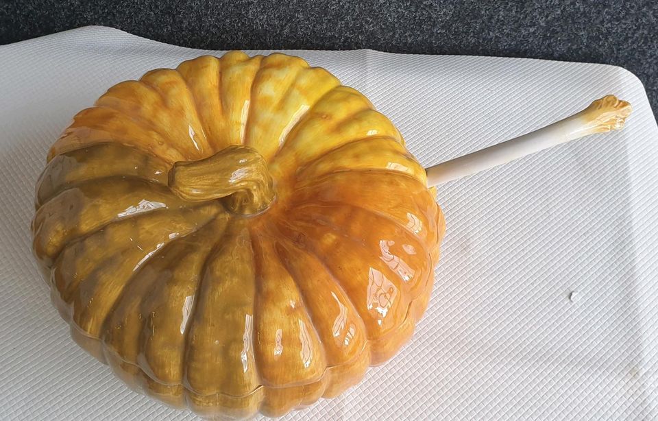 Großer Halloween Keramik Topf Kürbis Form mit Deckel +Schöpfkelle in Gießen