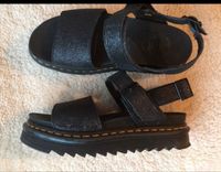 Dr Martens Sandalen Voss Fine Glitter 39 NP 135€ schwarz Nordrhein-Westfalen - Hürth Vorschau