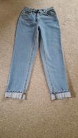 Blaue, klassische Jeans in Kombination mit zitronengelbem T-Shirt Niedersachsen - Soderstorf Vorschau