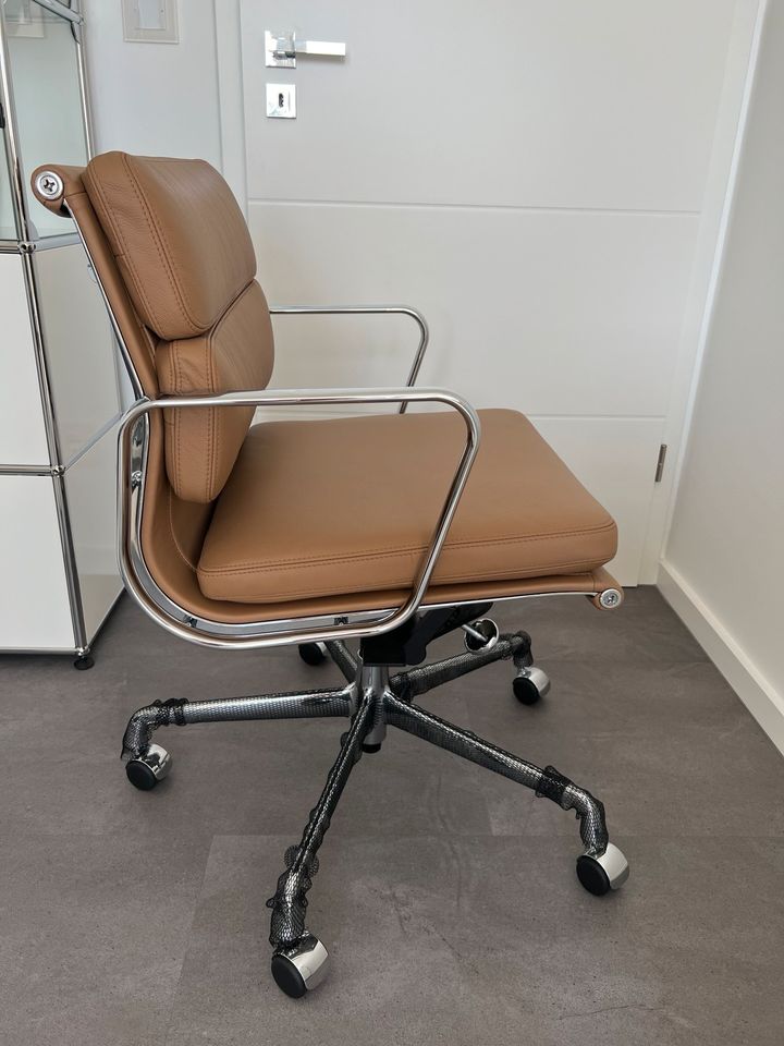 Vitra - EA 217 Softpad Leder Bürodrehstuhl - Premium Cognac in Düsseldorf