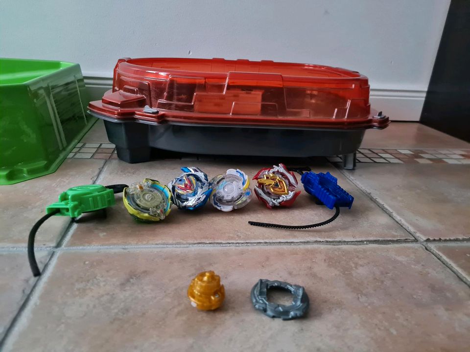 BeyBlade's Set mit Arena und viel Zubehör in Ahlerstedt