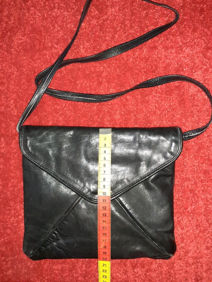 Damen-Handtasche - schwarz - mit Gebrauchsspuren in Essen