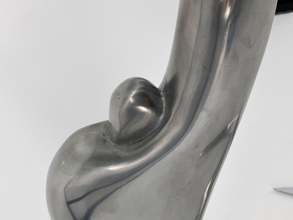 *SKULPTURALER BEISTELLTISCH POMO XO DESIGN ARCADA SWING CARAMIA in Berlin