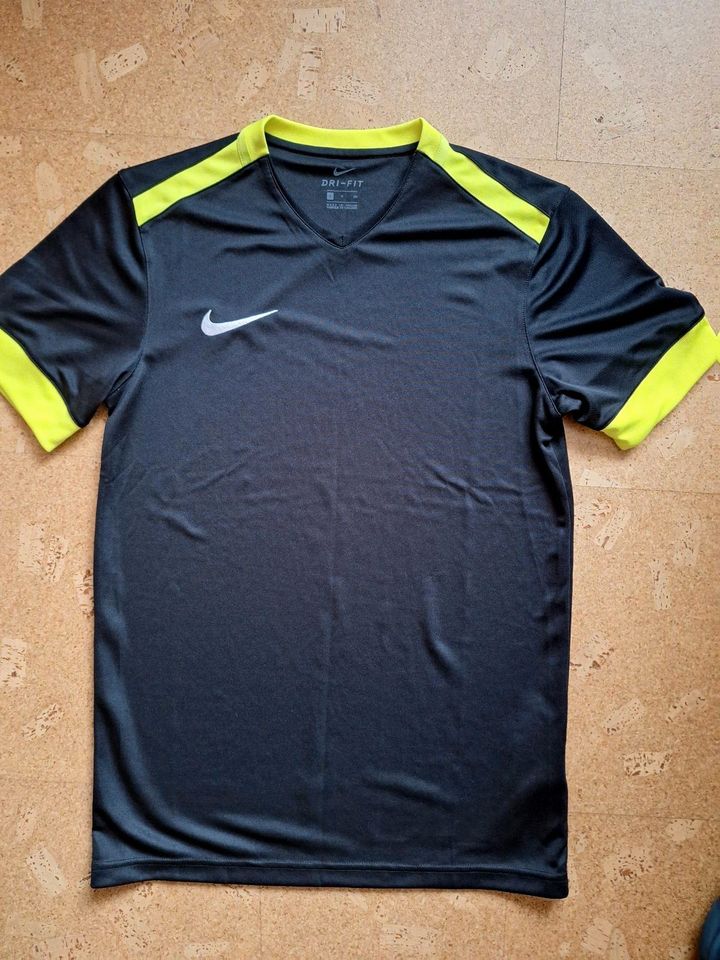 Nike, T-Shirt, schwarz, gr. S in Elsendorf