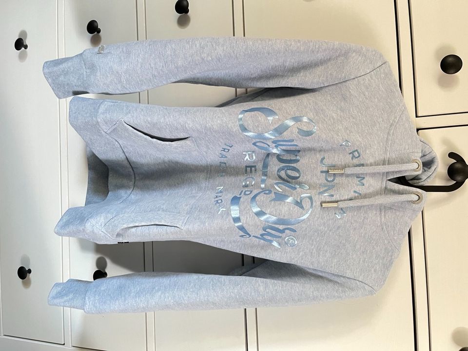 Neuwertiger hoodie von Superdry in hell blau mit metallic glitzer in Hamburg