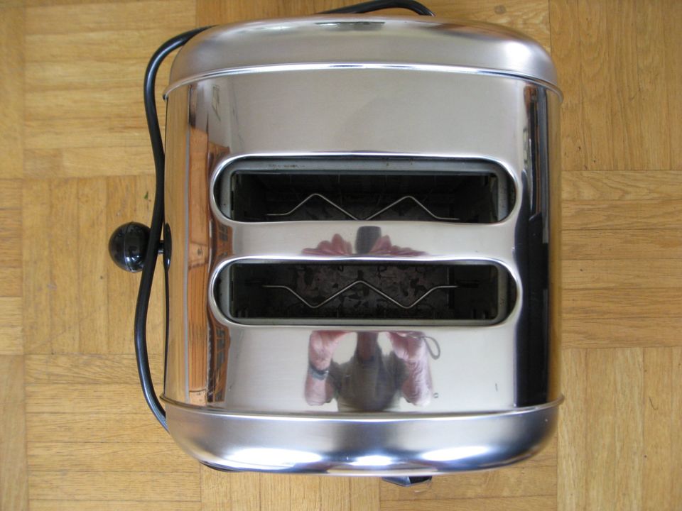 Voll funktionsfähiger Edelstahl-Toaster im Retro-Design in Remscheid