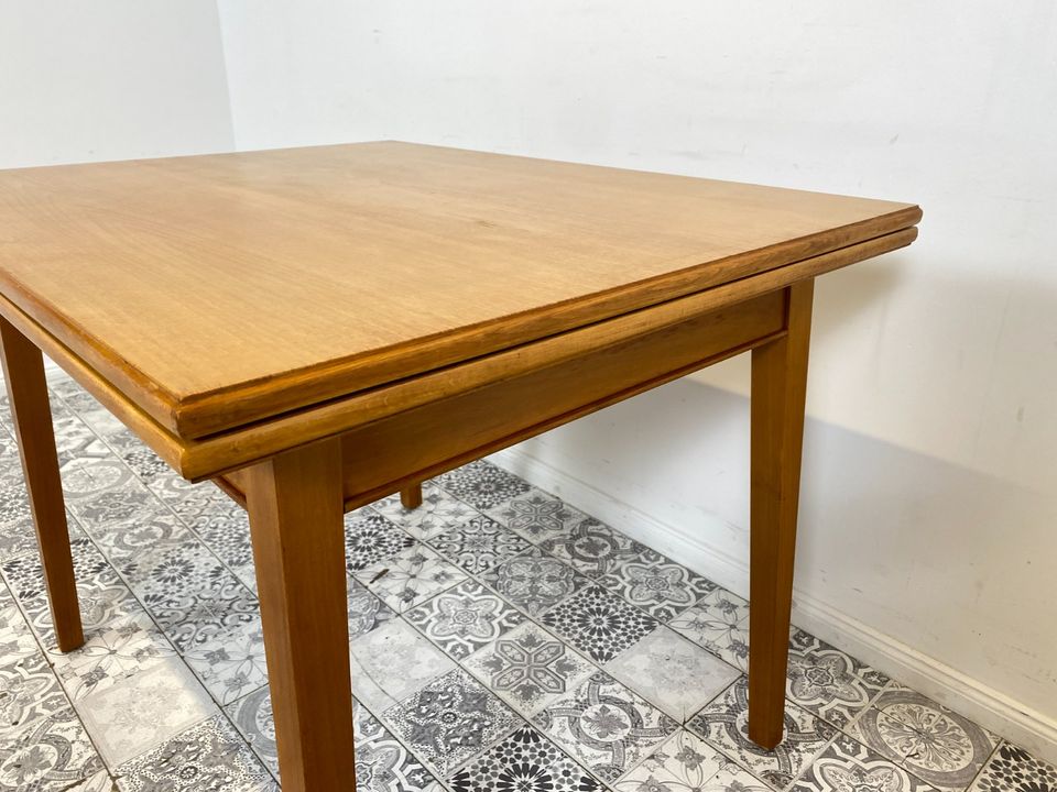 WMK Sehr schöner, gut erhaltener und besonders praktischer Mid-Century Esstisch mit aufklappbarer Tischplatte # Tisch Küchentisch Ausziehtisch Holztisch Dining Table Spieletisch 50er 60er Vintage in Berlin