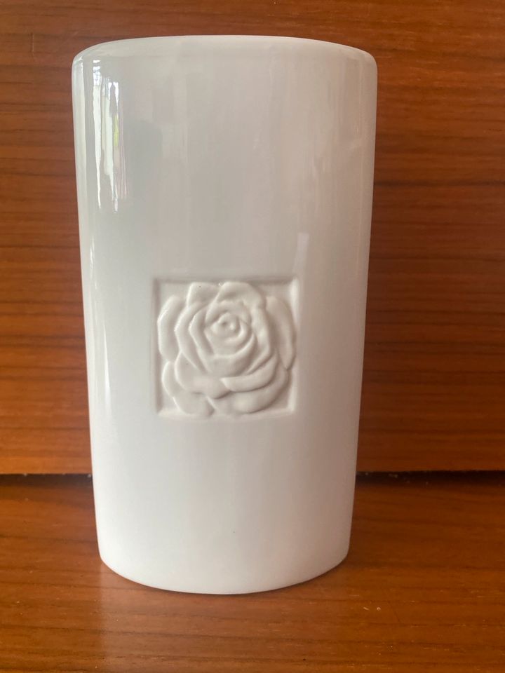 Vase weiss mit Rose 18cm in Stelle