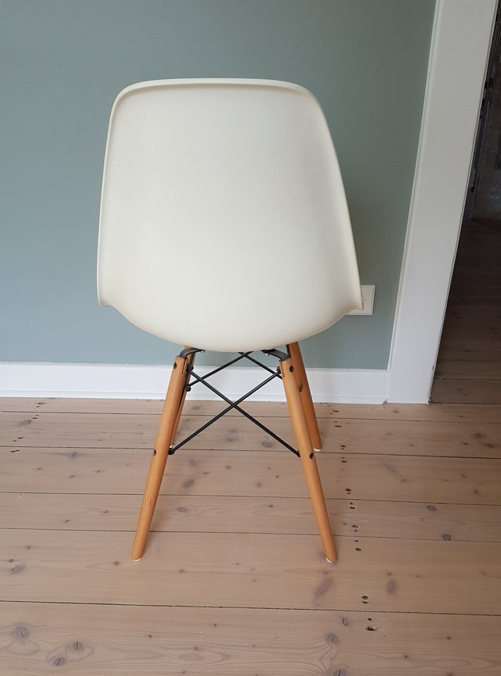 Schalen Stuhl weiß aus Kunststoff, Design Esszimmerstuhl in Kreuztal